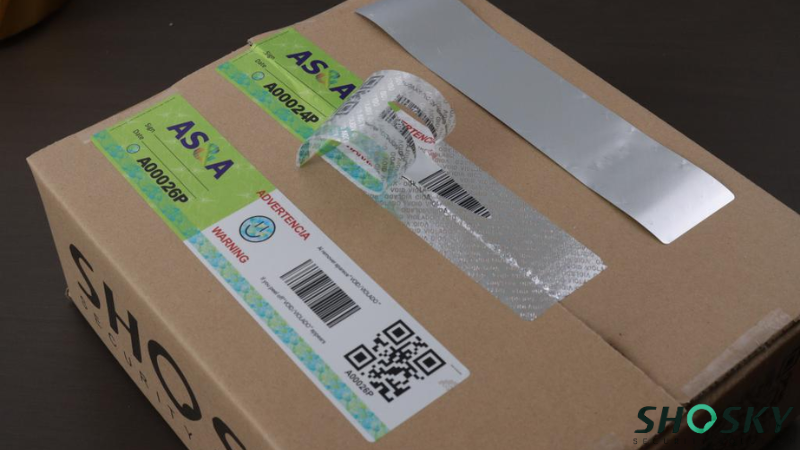 qr code label using on a box packaging